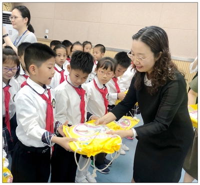 民進(jìn)廈門市委舉辦&ldquo;悅讀福袋傳遞愛&rdquo;活動(dòng) 助推仙岳小學(xué)&ldquo;書香校園&rdquo;建設(shè)